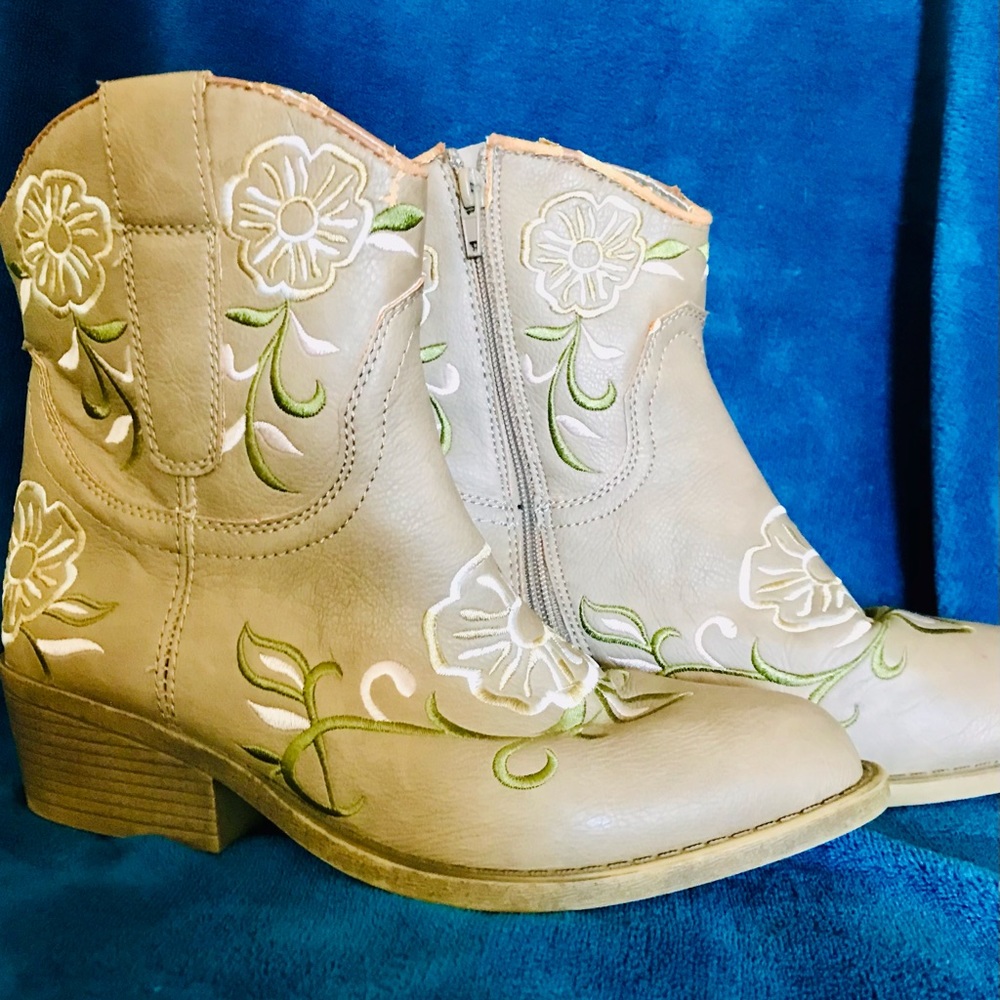 GIRLS BOOTS by RAMPAGE, ZIP-UP, COWBOY, BEAUTIFUL!